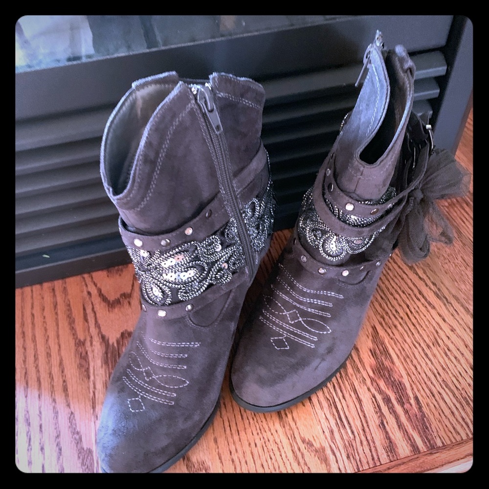 NEW LISTING , Not Rated brand gray boots